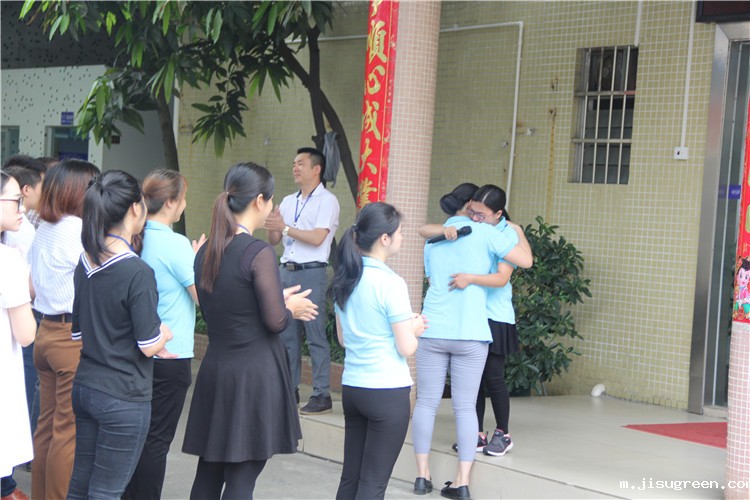 袁瑞芬在分享中用眼泪感动了在场的所有人，满满的正能量