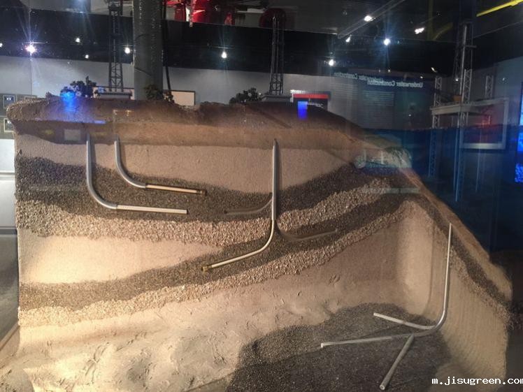 模拟的：勘探钻井采油平台的局部剖面图！