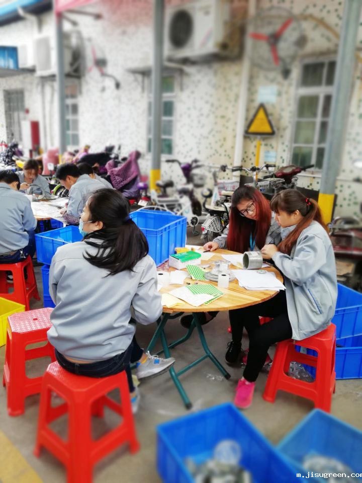 “点点taptap手机官网人”在对每一个密封件产品仔细点数、初盘、抽盘等