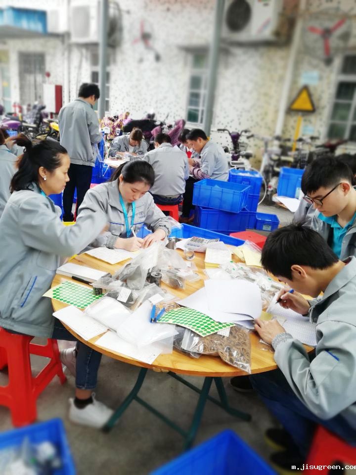 “点点taptap手机官网人”在对每一个密封件产品仔细点数、初盘、抽盘等