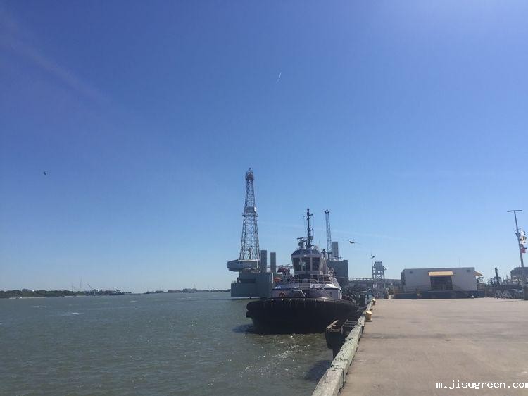 蓝天白云下靠岸的，是一艘民用的仿真气垫船。