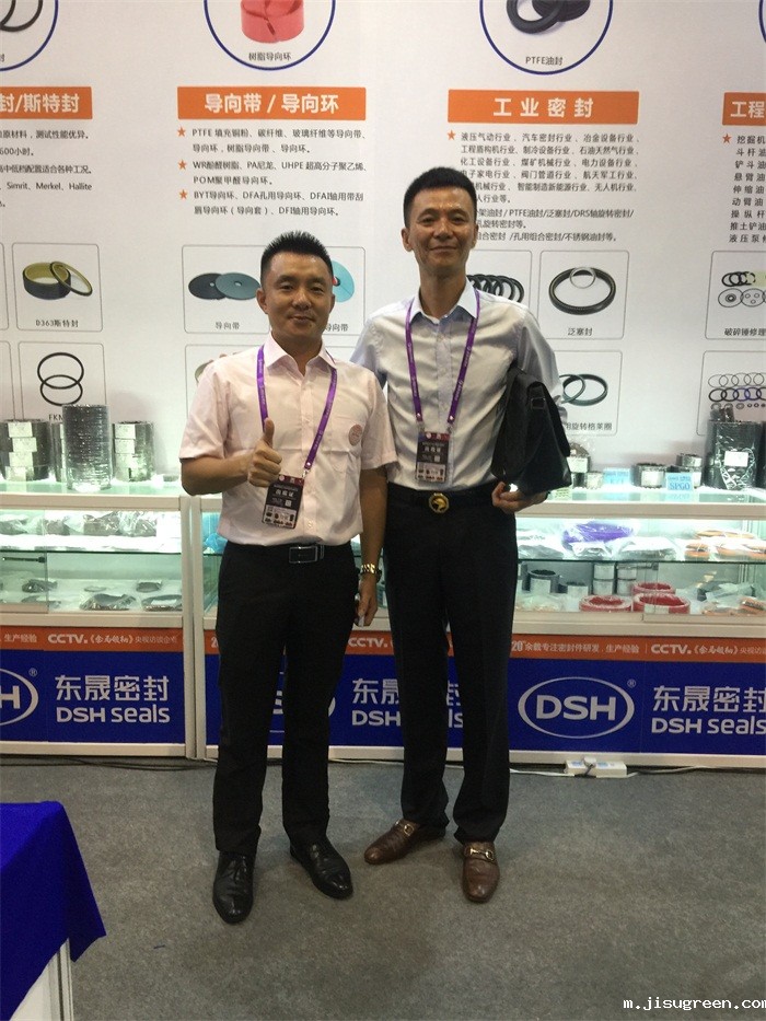 点点taptap手机官网密封件公司胡燕林总经理与客户合照