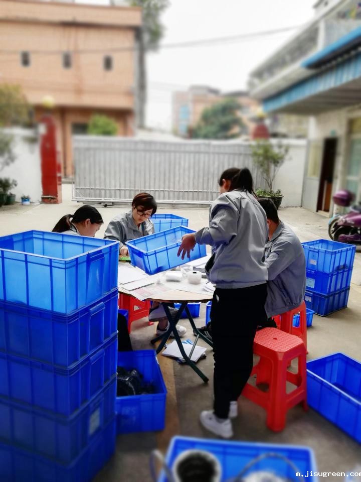 “点点taptap手机官网人”在对每一个密封件产品仔细点数、初盘、抽盘等