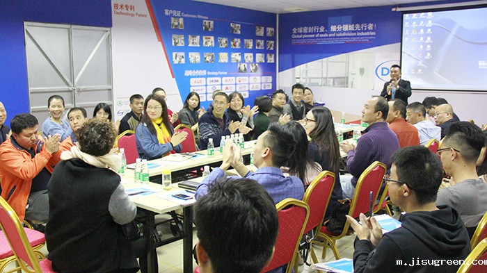 点点taptap手机官网胡燕林总经理上台演讲分享