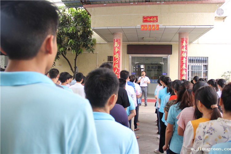 胡燕林总经理鼓励我们只有不断学习进步，我们“点点taptap手机官网人”才是“地表最强”者。而在这次的分享中最让我们印象最深就是“蓝丝带”所带给我们的爱与感恩！