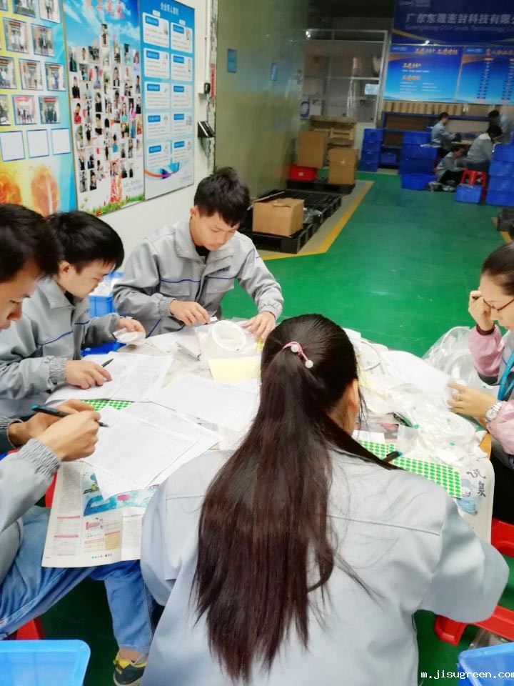 “点点taptap手机官网人”在对每一个密封件产品仔细点数、初盘、抽盘等