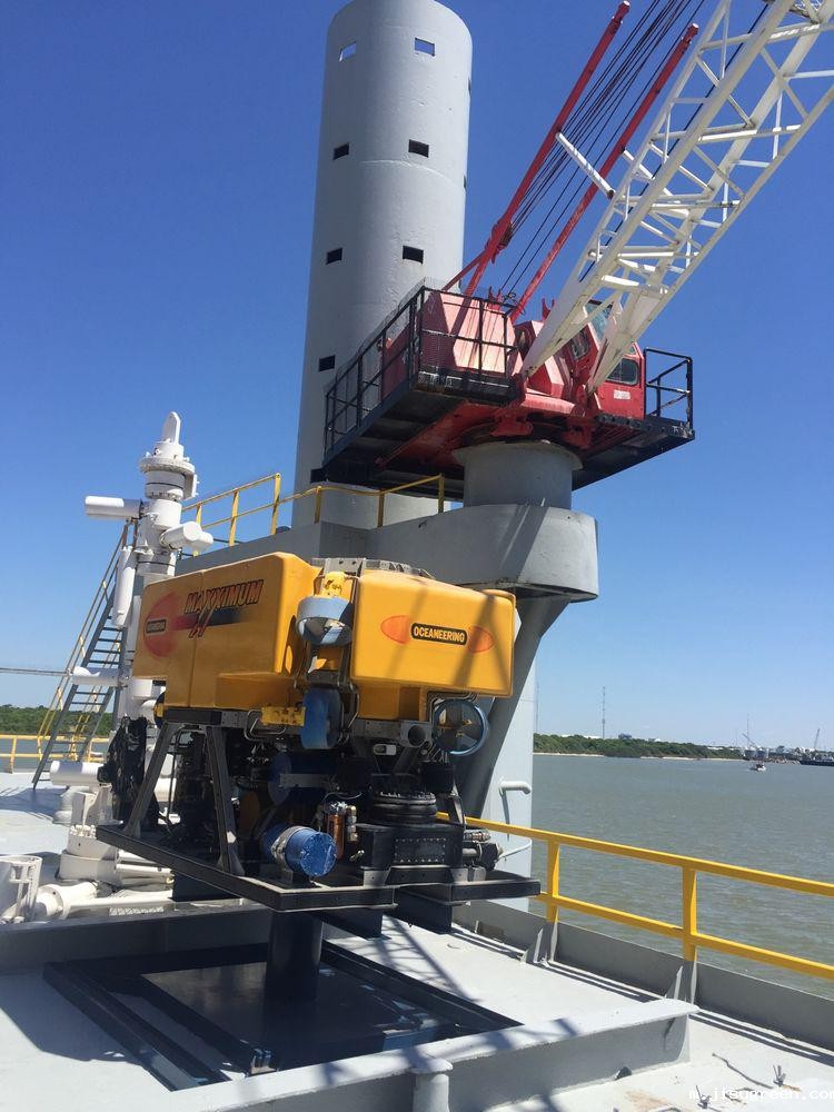 采油勘探钻井平台上的:吊装操作塔！