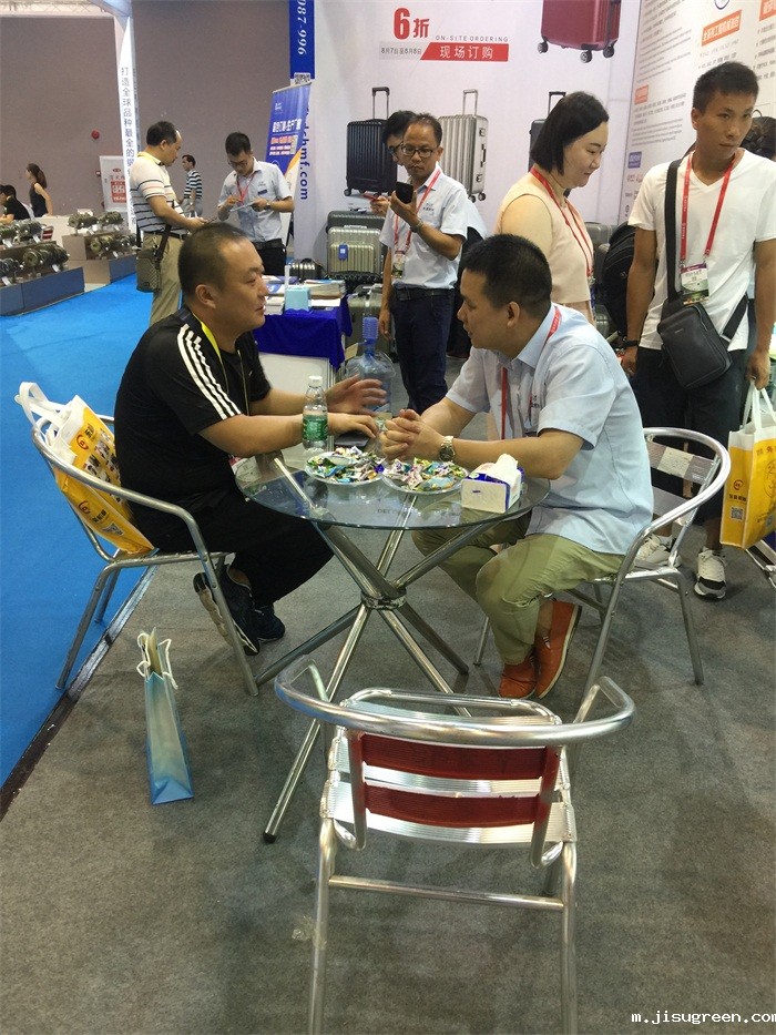 我们“点点taptap手机官网人”在与客户交流中……