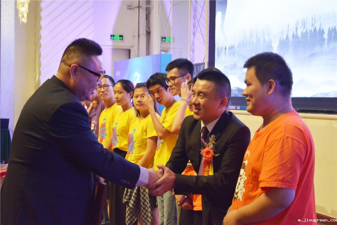 第三届全国金马争霸赛颁奖现场：傲马何承翰及点点taptap手机官网密封胡燕林