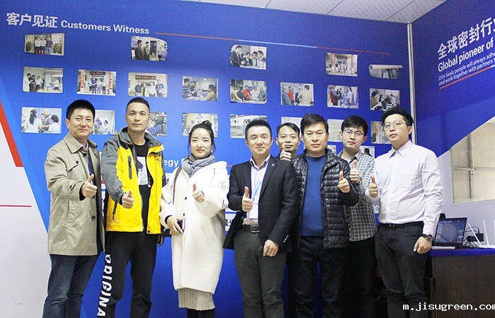  点点taptap手机官网公司总经理胡燕林与客户合照