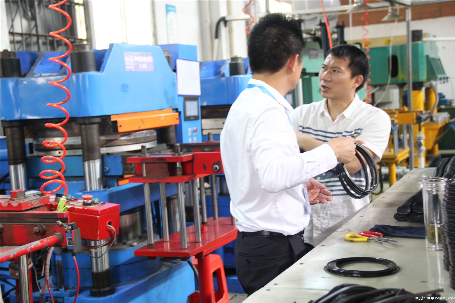 点点taptap手机官网密封件公司密封件生产车间